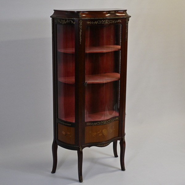 Vitrinskåp, med intarsia, rokokostil, 1900-tal.