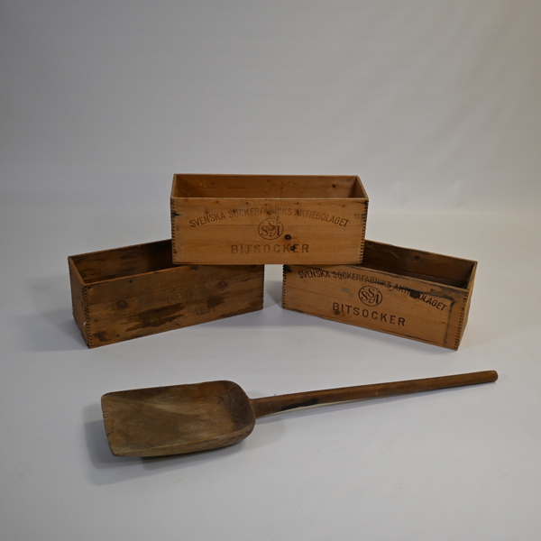 Trälådor, 3st, "Bitsocker", samt en spade, 1900-tal.