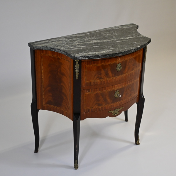 Byrå med stenskiva, 1900-tal.