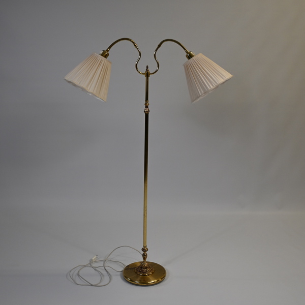 Golvlampa i mässing, 2-armad, 1900-tal.