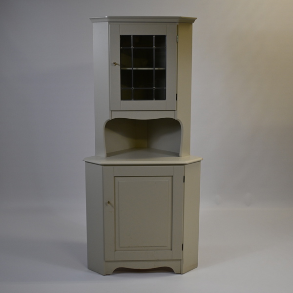 Hörnskåp med överdel i vitrin, 1900-tal.