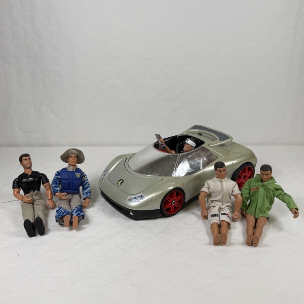 Leksaksbil, samt dockor, Actionman.