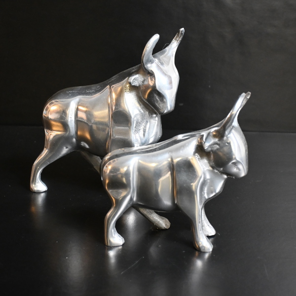 Skulpturer, 2st, Tjurar. 