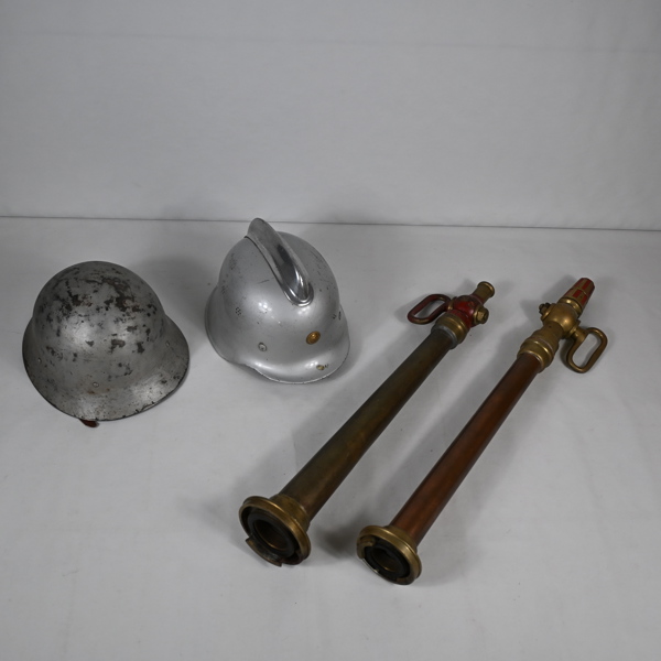 Brandhjälmar, 2st, samt munstycke till brandslang, 2st.