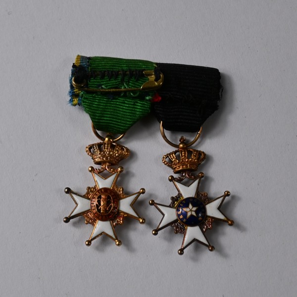 Miniatyrordnar, 2 st, 14k guld. Vasaorden och Nordstjärneorden.
