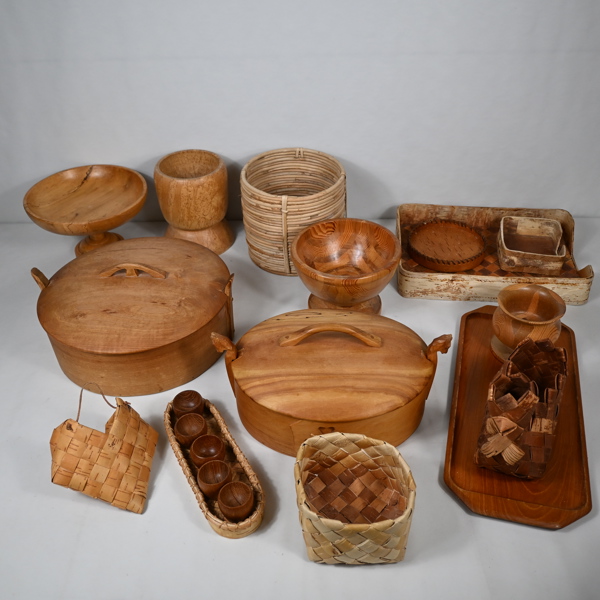 Diverse näver- och träarbeten, 1900-tal.