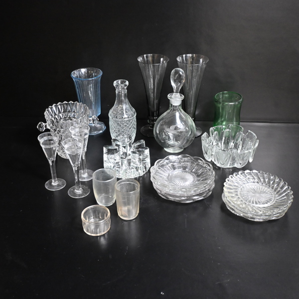 Diverse glasföremål. 