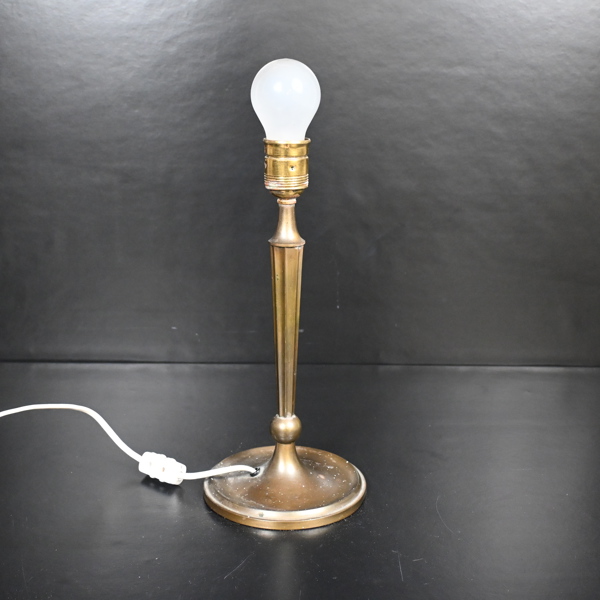 Harald Notini. Bordslampa, mässing, modell 6843, 1930-tal.