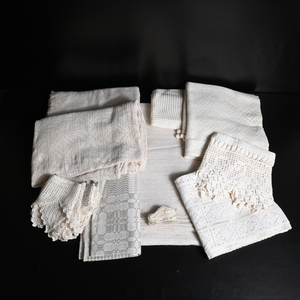 Parti textiler, mestadels virkat.