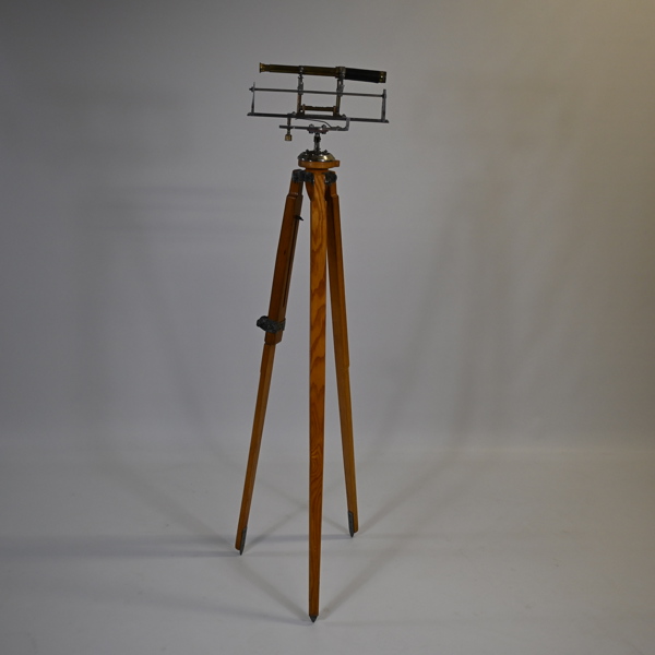 Avståndsmätare med tripod, Astra, 18/1900-tal.