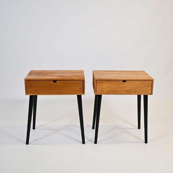 Sängbord, ett par, samtida.