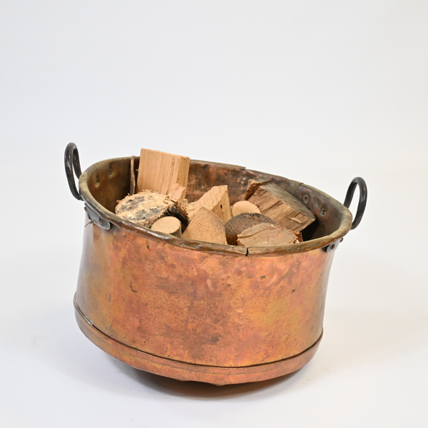 Kittel i koppar, med ved.