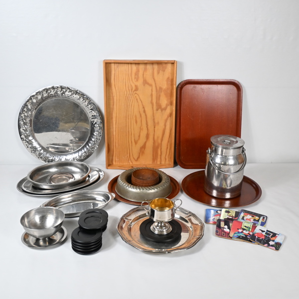 Parti trä- och metallföremål.