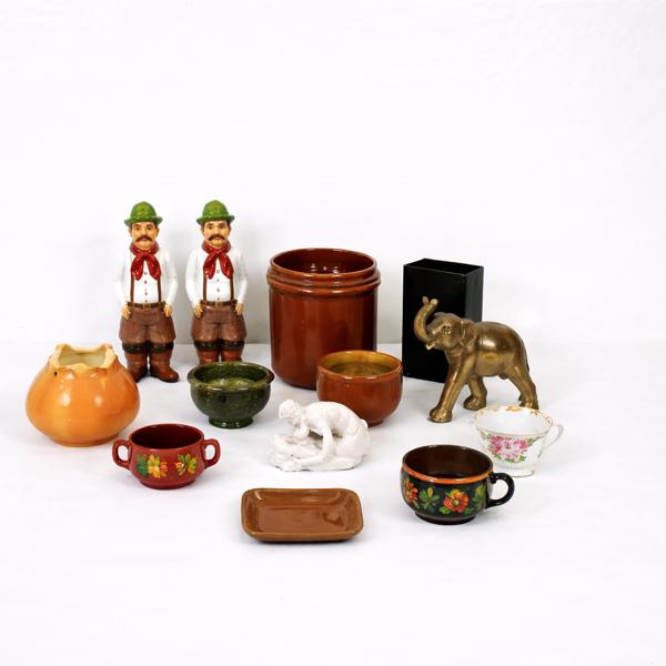 Parti porslin och keramikföremål.