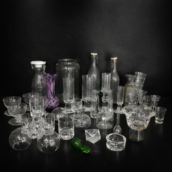 Parti glasföremål.