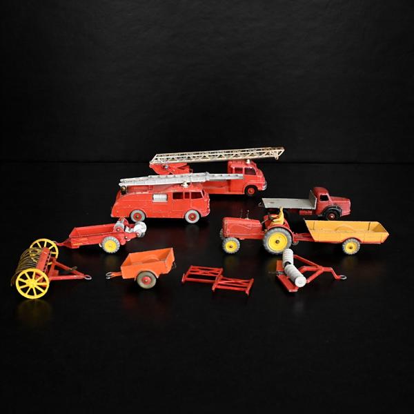 Plåtleksaker med tillbehör, 9 delar, Dinky Toys.
