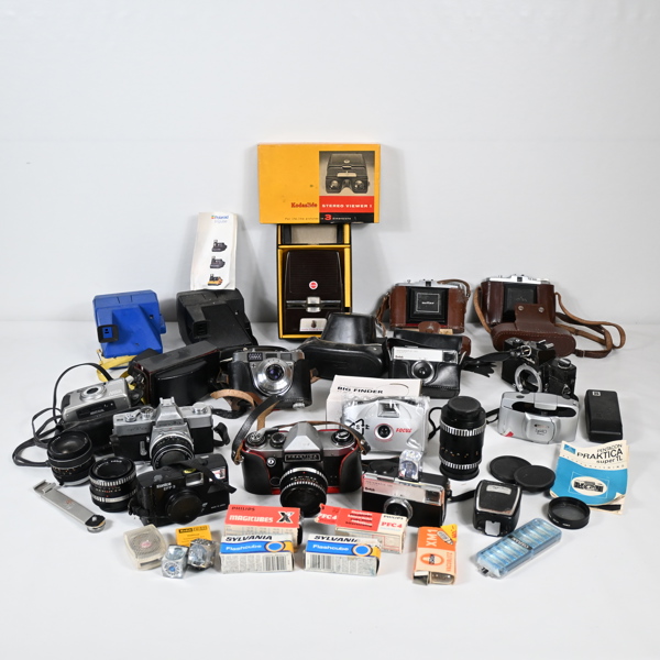 Stort parti kameror, samt objektiv. 