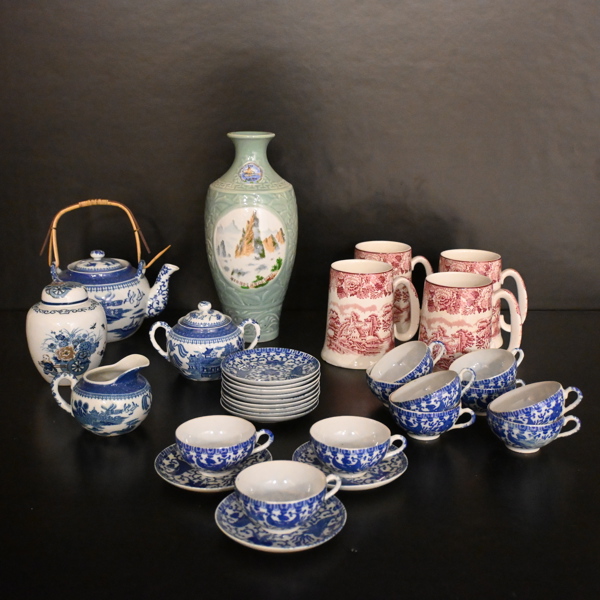 Parti porslin, mestadels orientaliskt.