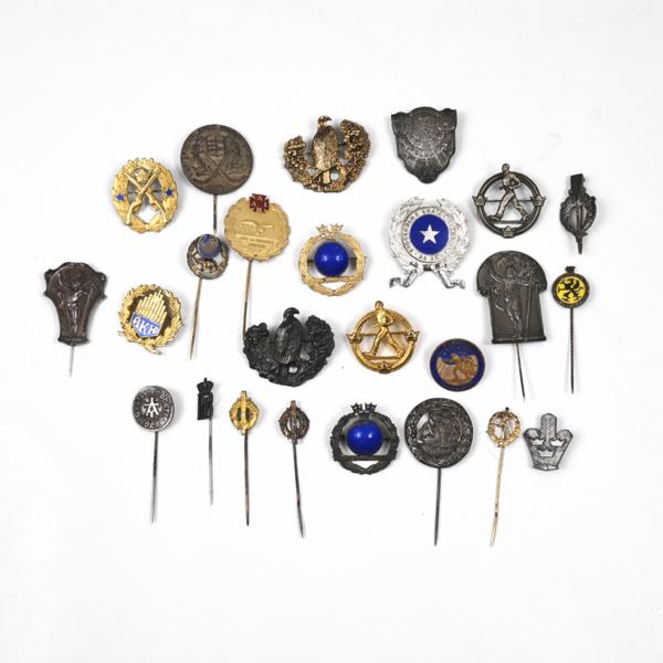 Pins och märken i silver.