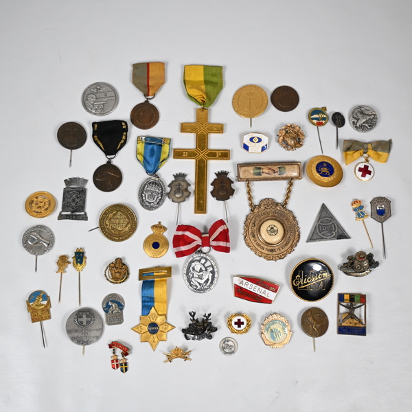 Parti medaljer, märken och pins.