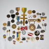 Parti medaljer, märken och pins.