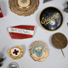Parti medaljer, märken och pins.