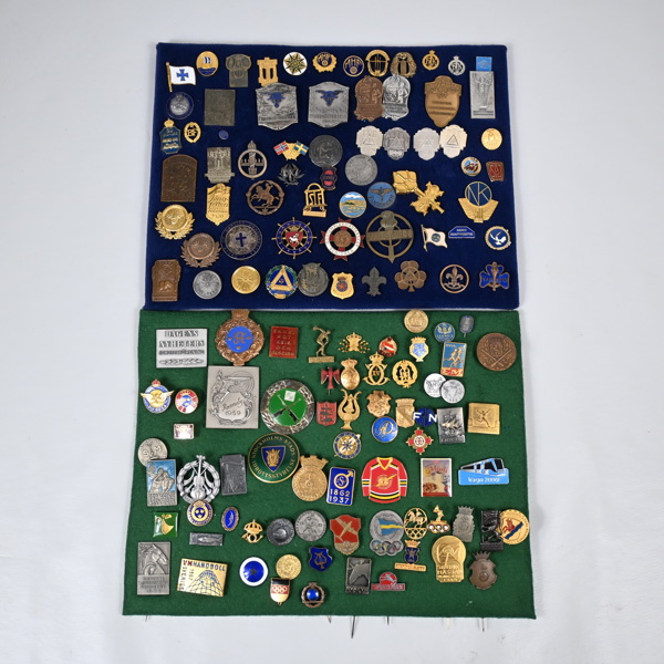 Parti medaljer, märken och pins.