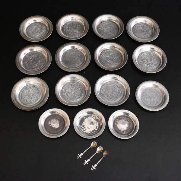 Coasters/saltkar och skedar i silver, 900.