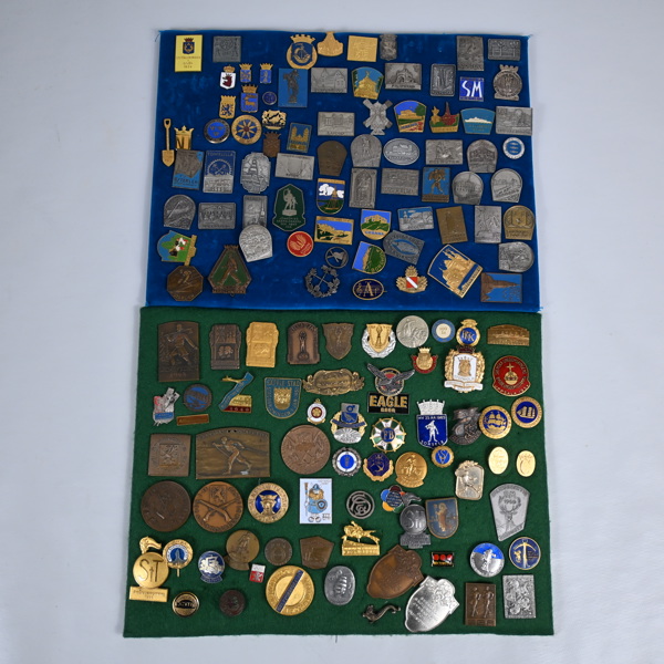 Parti pins och märken.