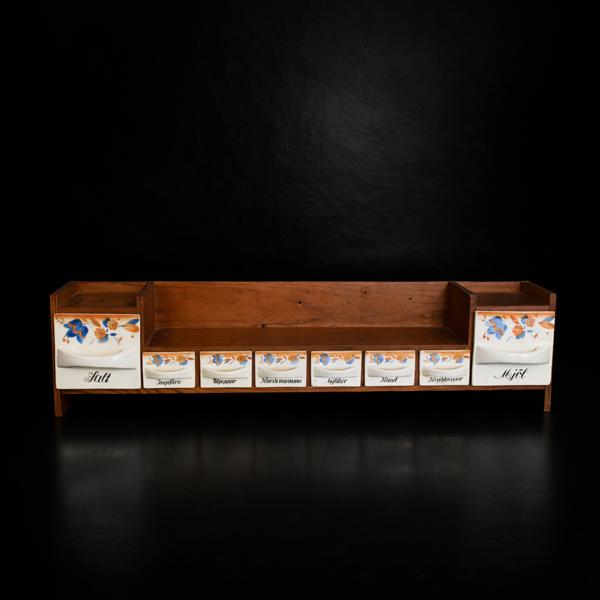 Kryddhylla, porslin och trä, 1900-tal.