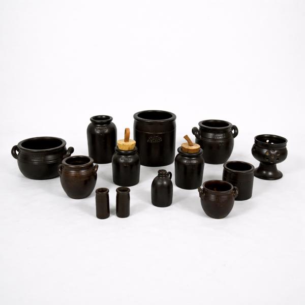 Höganäs, parti burkar och krus i keramik.