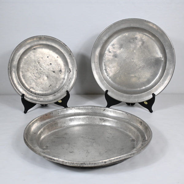 Tallrikar och fat i tenn, 3st, 17/1800-tal.