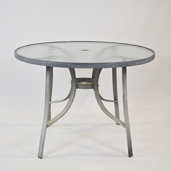 Trädgårdsbord med glasskiva, 2000-tal.