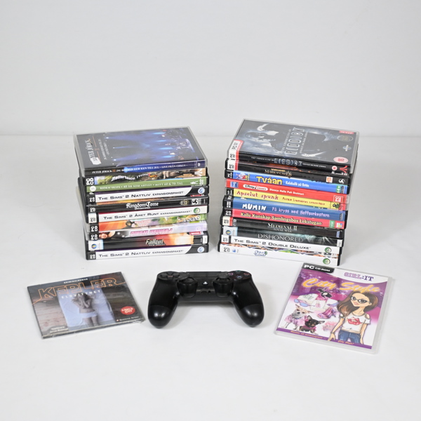 Parti PC-spel, samt PS4-kontroller.