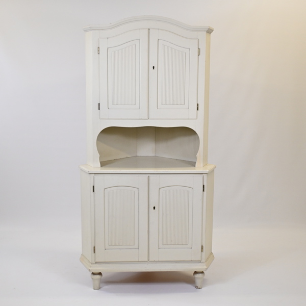 Hörnskåp, gustaviansk stil, 1900-tal.