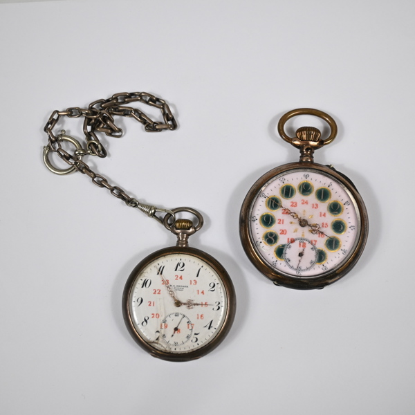 Fickur, 2st, varav ett i silver.