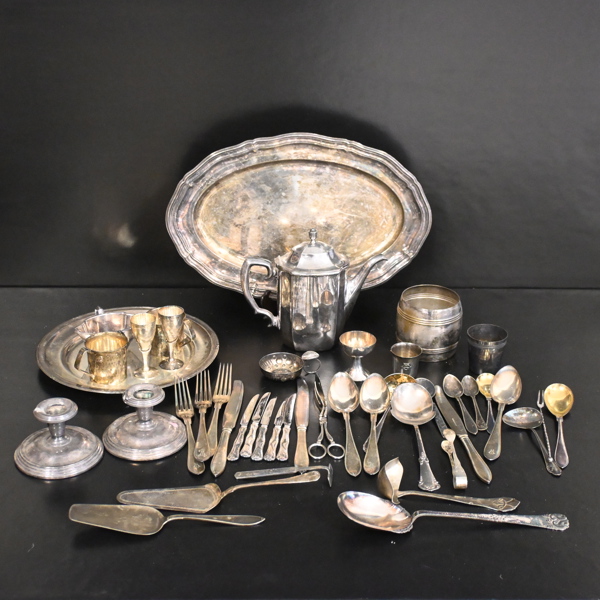 Parti nysilverföremål.