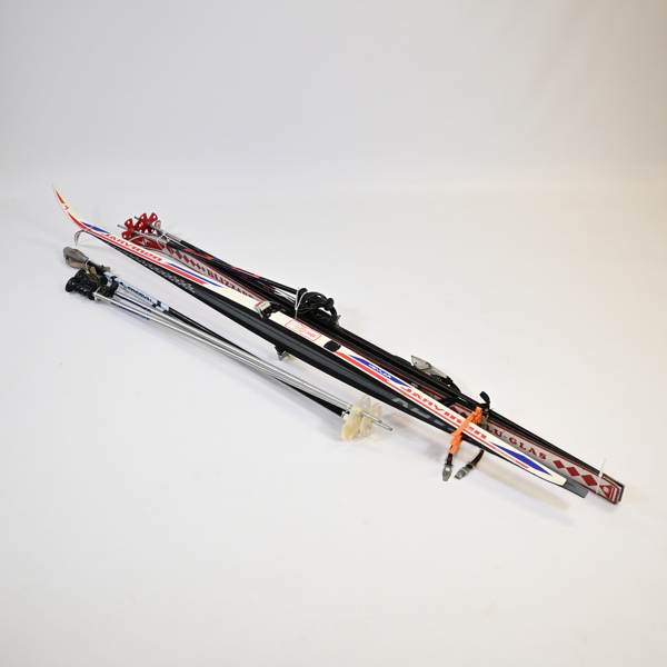 Skidor, två par, samt stavar, tre par.