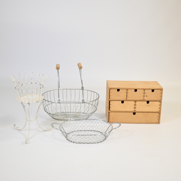 Korgar, krukställ, och lådfack.