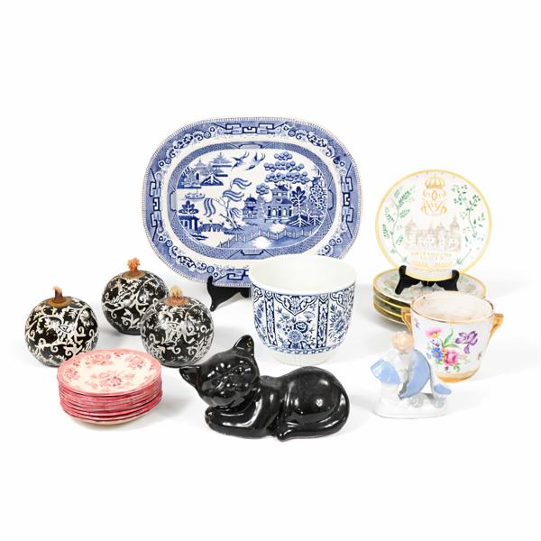 Parti porslinsföremål. 