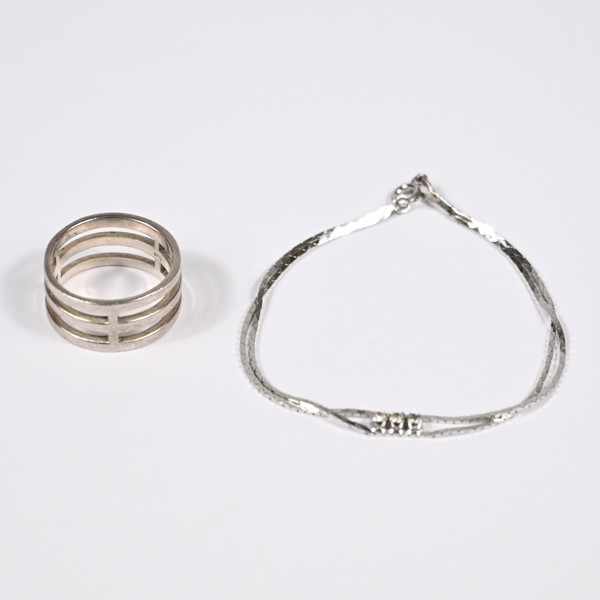Armband och ring i silver.
