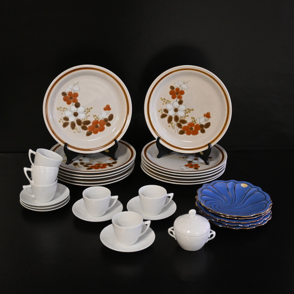 Parti porslinsföremål.