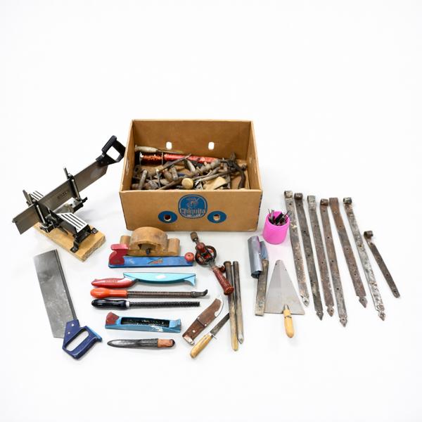 Parti verktyg och gångjärn.