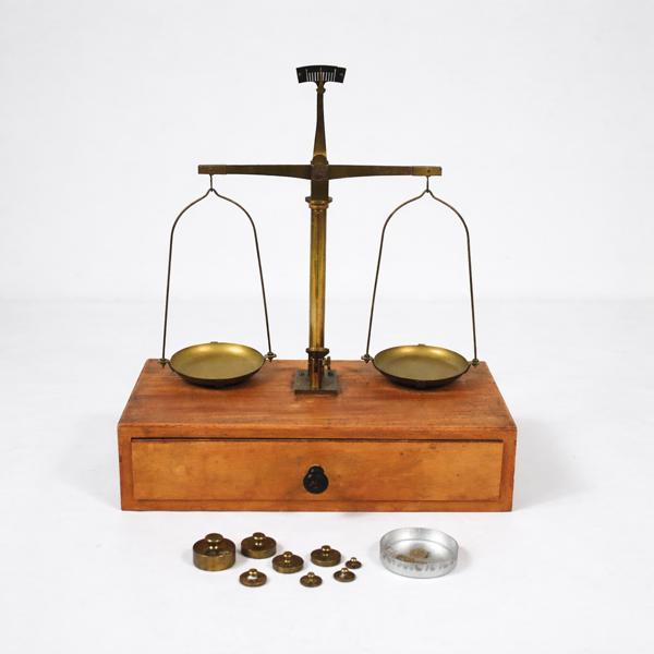 Våg med vikter, 1900-talets mitt.