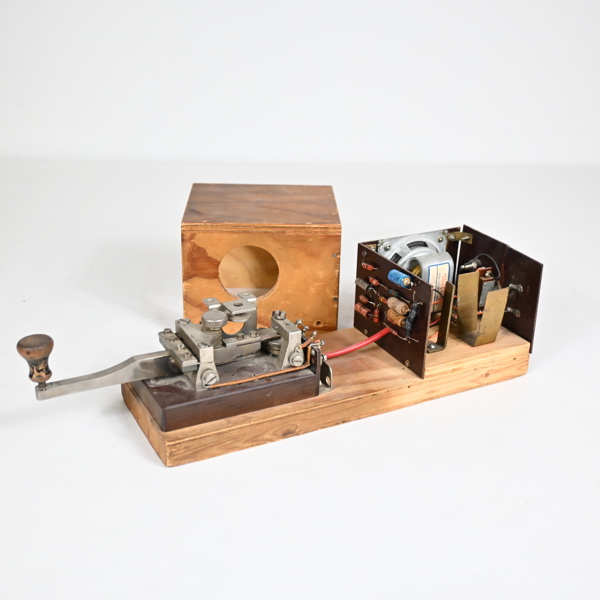 Telegrafnyckel, metall och trä, 1900-talets första hälft.