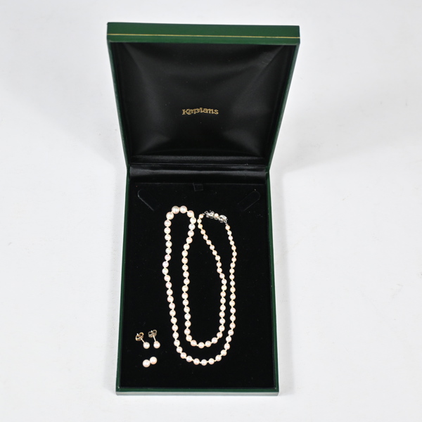 Pärlcollier, samt örhängen ett par.