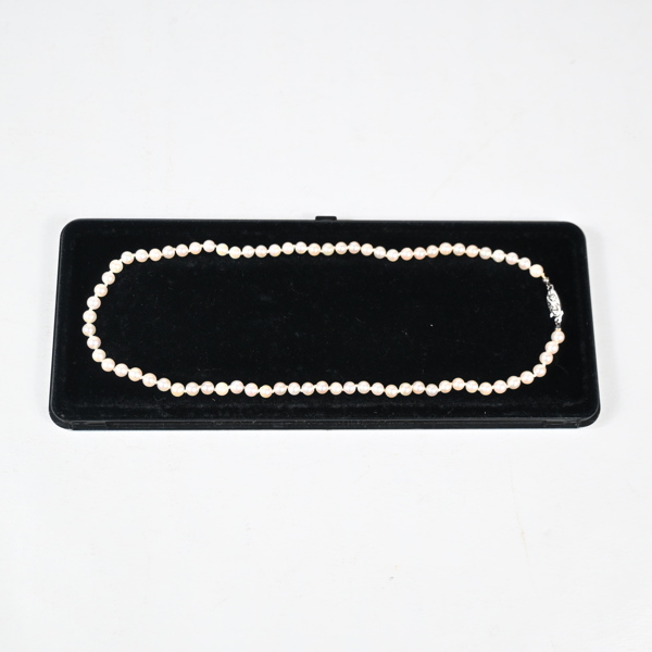 Pärlcollier, med lås i silver, 925.