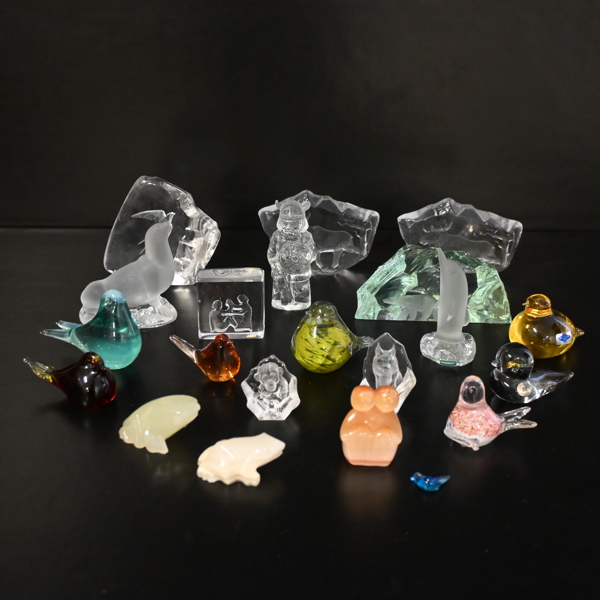 Parti skulpturer och figuriner.