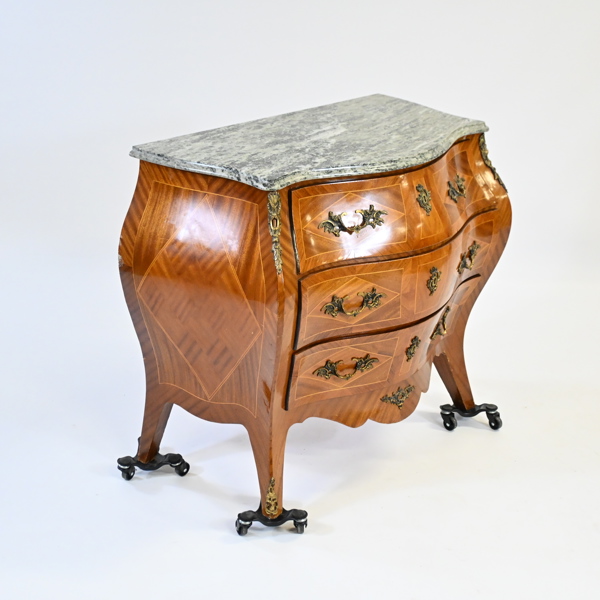 Byrå med stenskiva, rokokostil, 1900-tal.