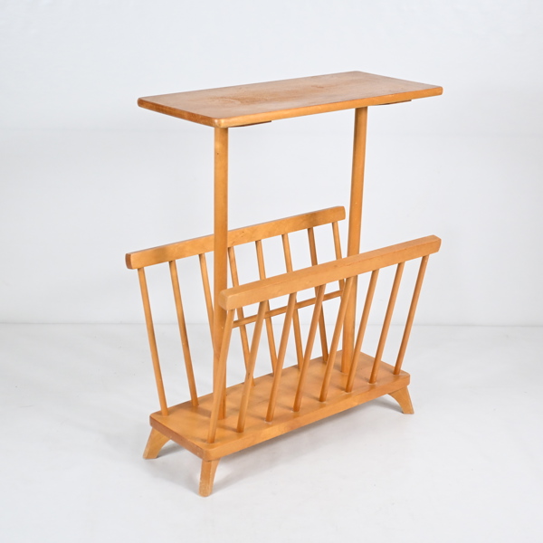 Tidningsbord i trä, 1900-tal.